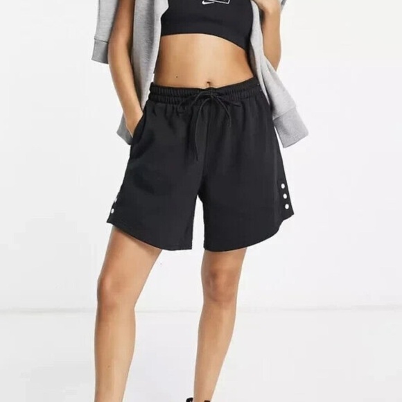 NWT Nike Womens Basketball Short Small Loose Dri-Fit Black Pockets - Picture 1 of 8